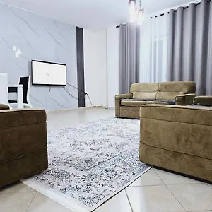 Appartement New Bazaar Side Bliss 2 Bed Apt With Free Garage, Tirana
